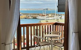 Penthouse 3 - Spacious Harbourside Apartment With Stunning Sea Views